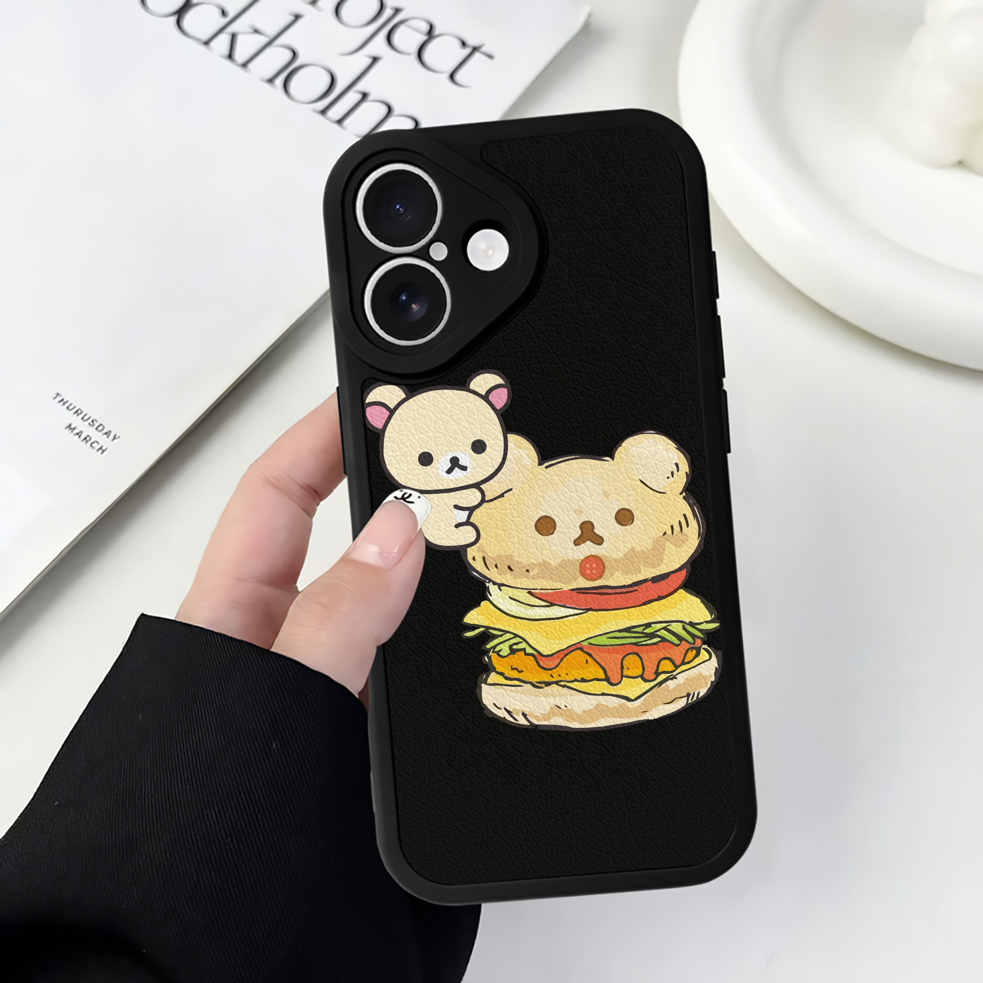 （画像用） リラックマ リラックマ キイロイトリ Rilakkuma Korilakkuma Kiiroitori 【iPhone 16シリーズ対応】シリコンスマホケース（レザー調） 材質：シリコン